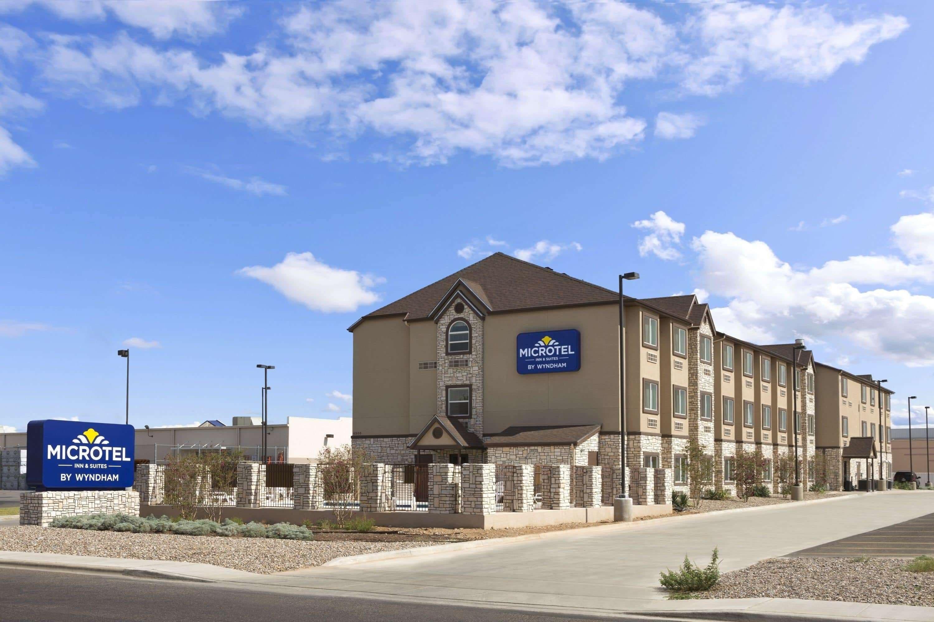 6 Airport Hotels Near Ellen Noel Art Museum That Deliver