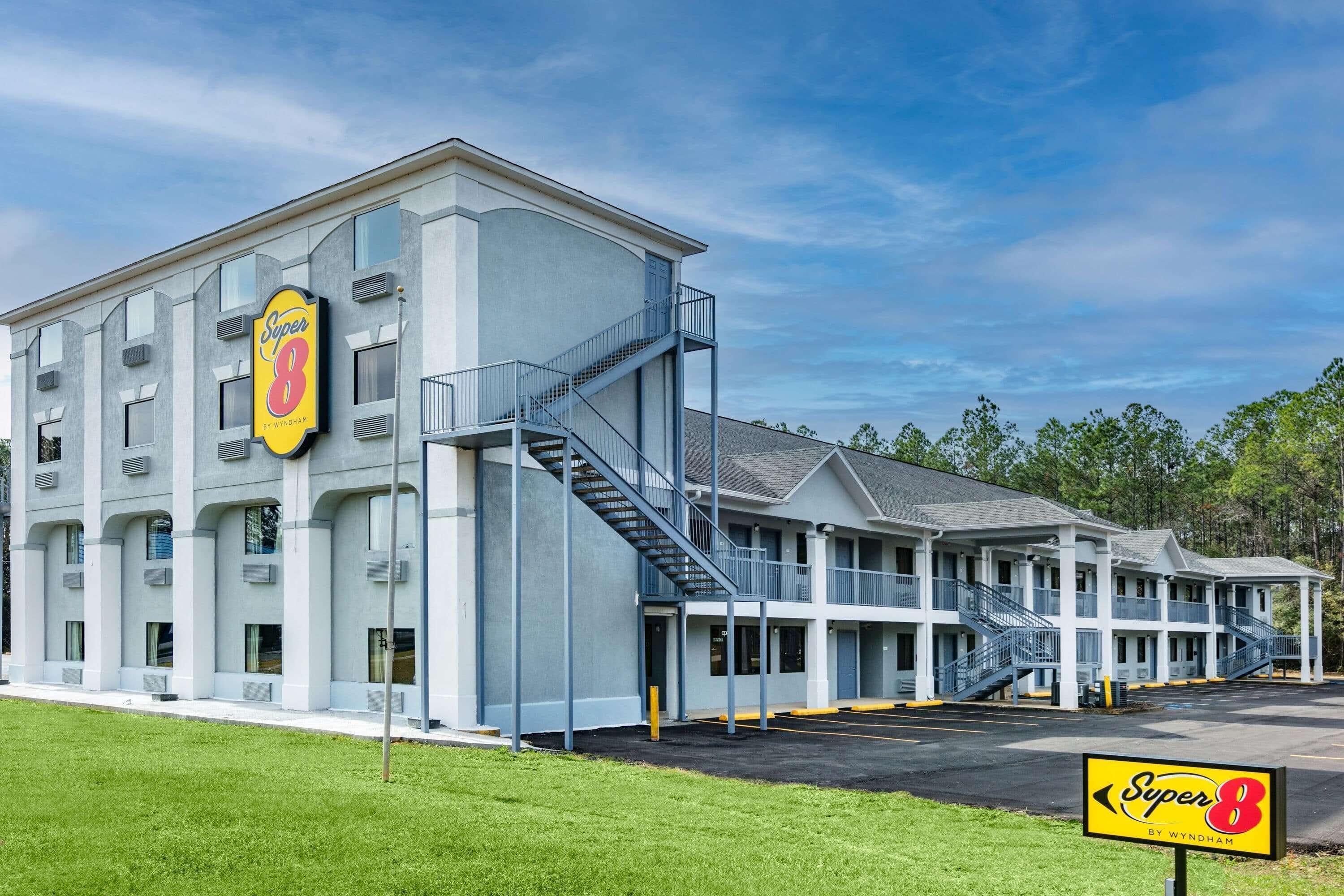 4 Smart 2-Star Hotels Near Hickory Hill Country Club