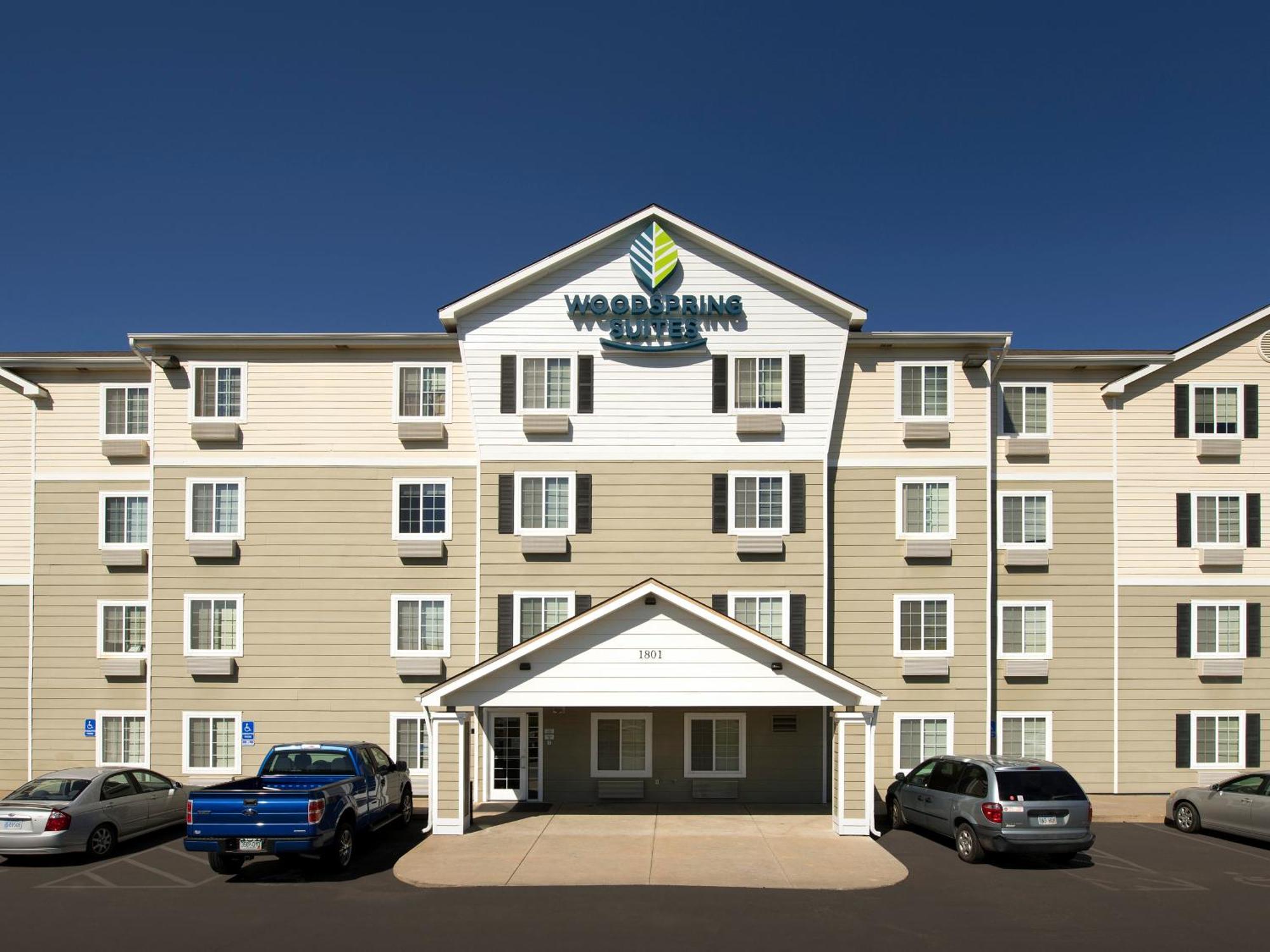 4 Hotels Near Indian Hills Shopping Center for a Smart Topeka Stay