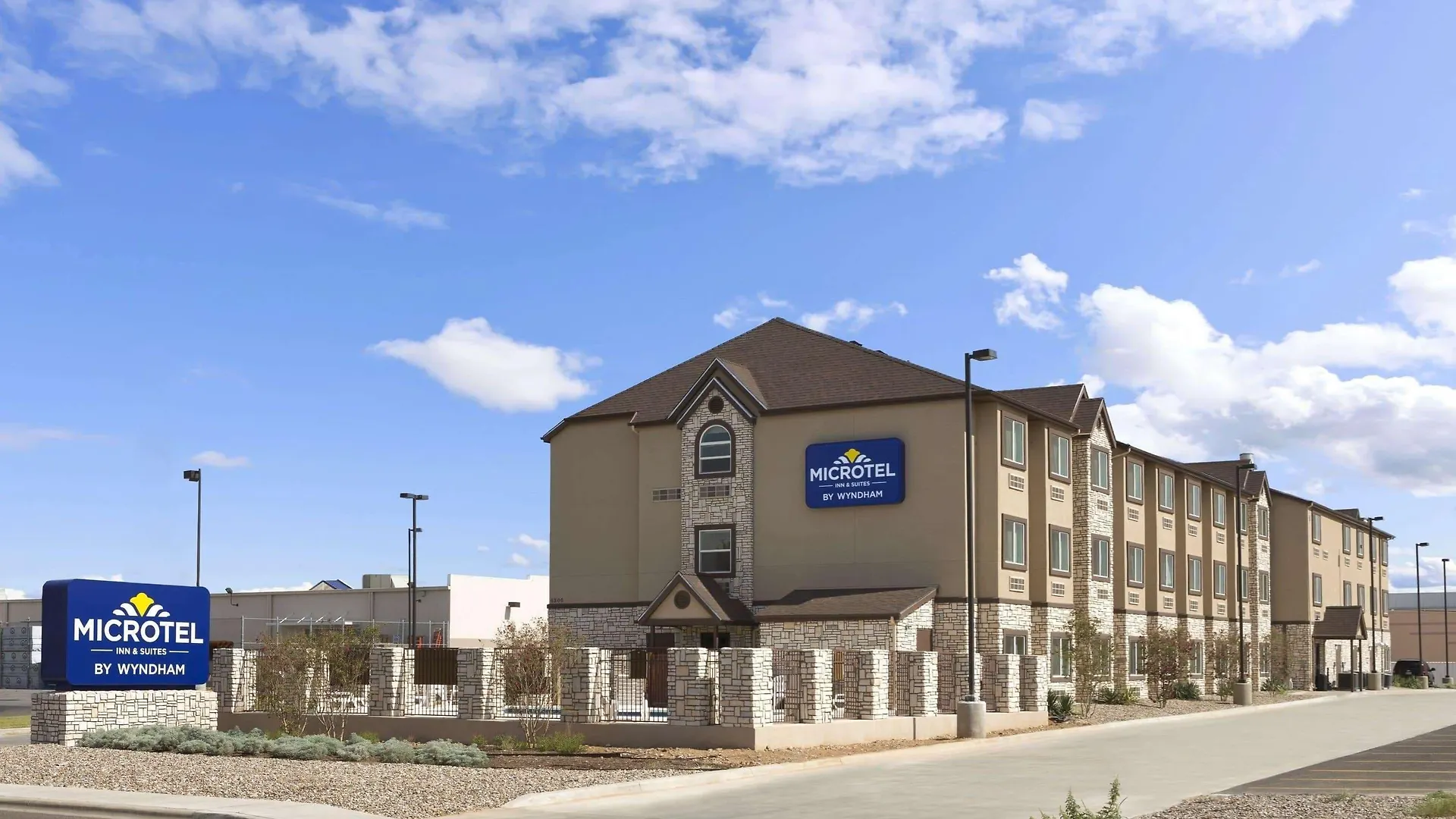 6 Airport Hotels Near Ellen Noel Art Museum That Deliver