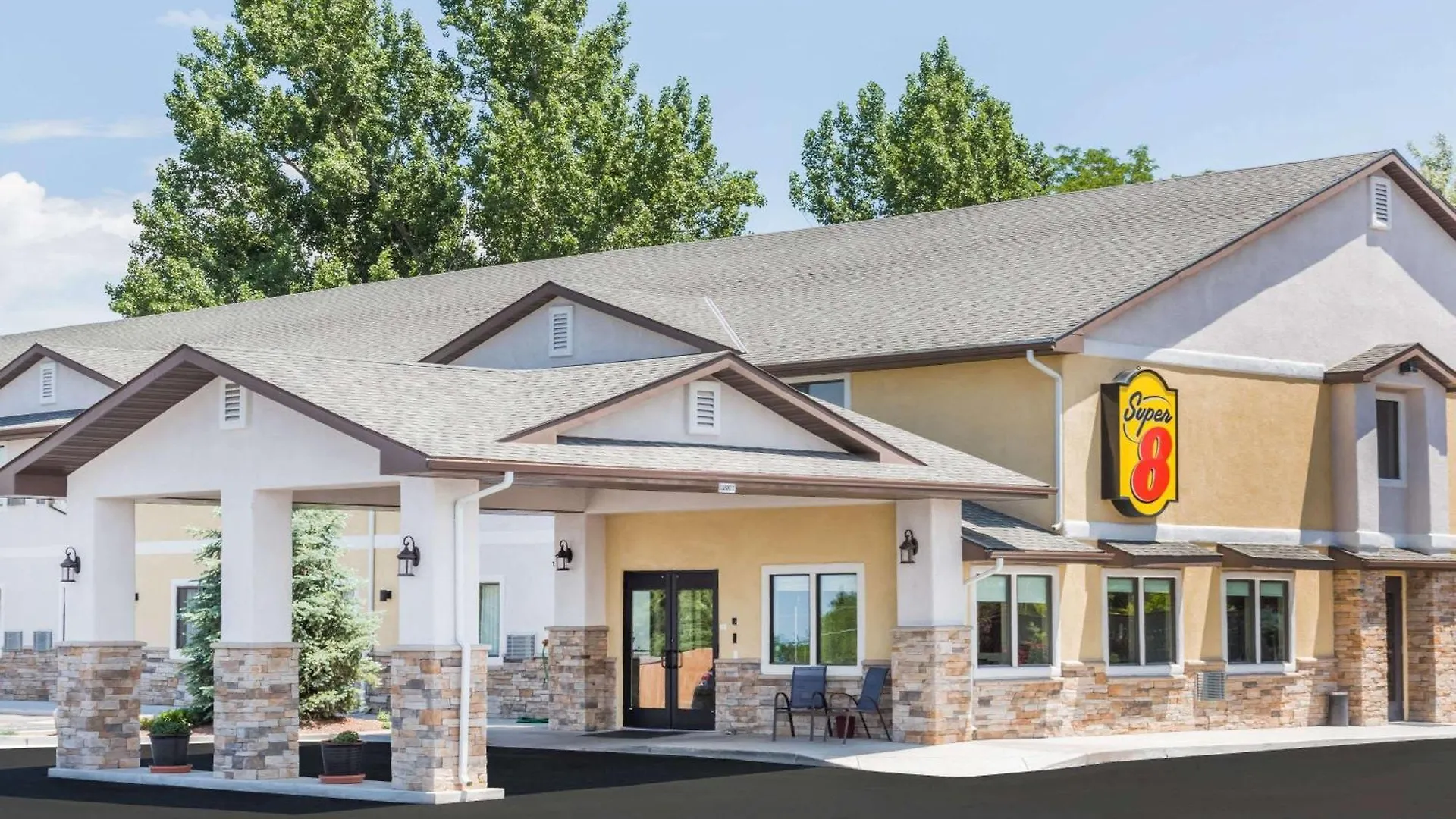 5 Airport Hotels Near Montrose Botanic Gardens Worth Booking