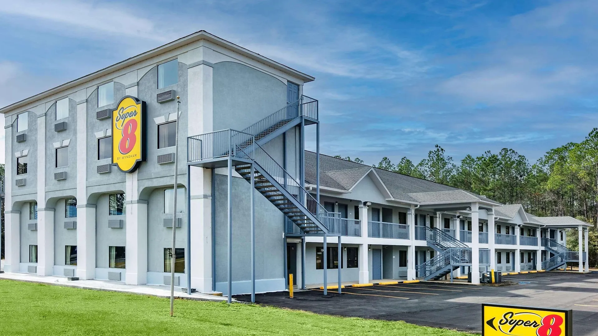 4 Smart 2-Star Hotels Near Hickory Hill Country Club